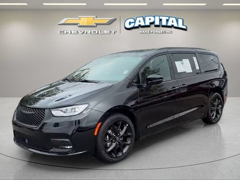 Used 2026 Chrysler Pacifica Limited w/ S Appearance Package FWD image 1