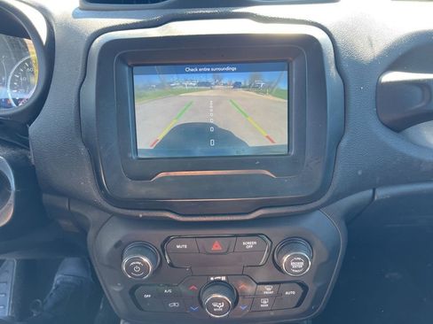 Used 2018 Jeep Renegade Latitude w/ Popular Equipment Group image 8