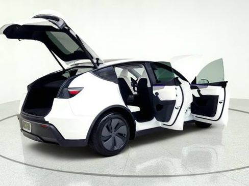 Used 2026 Tesla Model Y AWD image 18