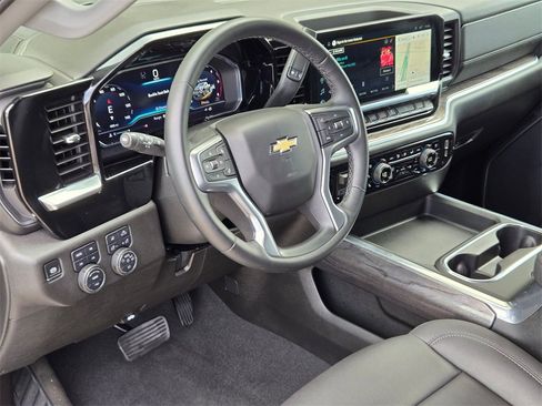 Used 2025 Chevrolet Silverado 2500 LTZ w/ LTZ Convenience Package image 10