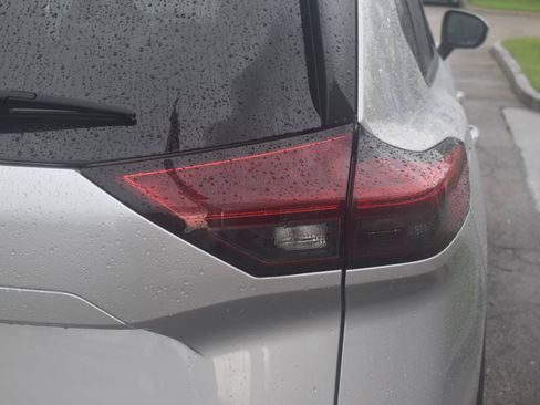 Used 2023 Nissan Rogue SV FWD image 9