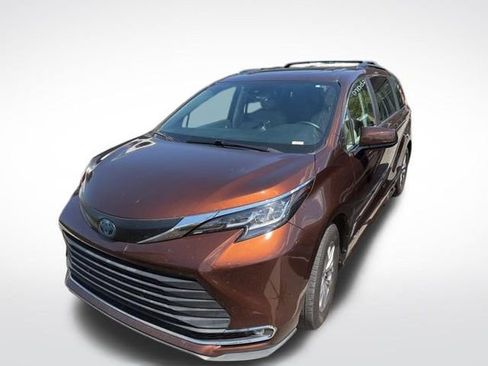 Used 2021 Toyota Sienna XLE image 3