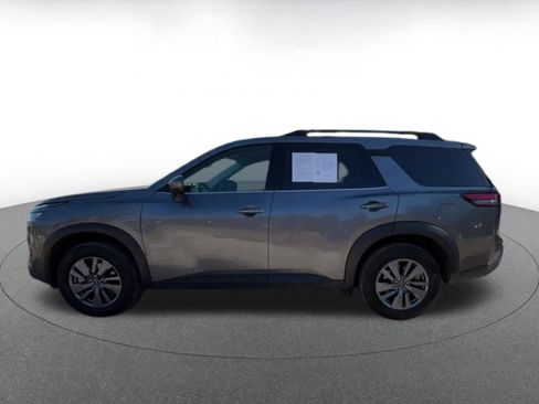 Used 2025 Nissan Pathfinder SV image 9