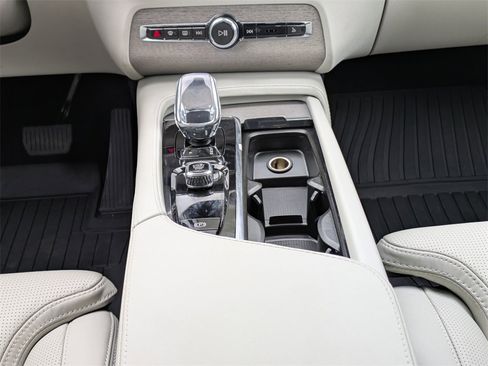 Certified 2025 Volvo XC90 B6 Ultra w/ Lounge Package image 23