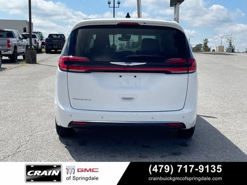 Used 2024 Chrysler Pacifica Touring-L FWD image 6