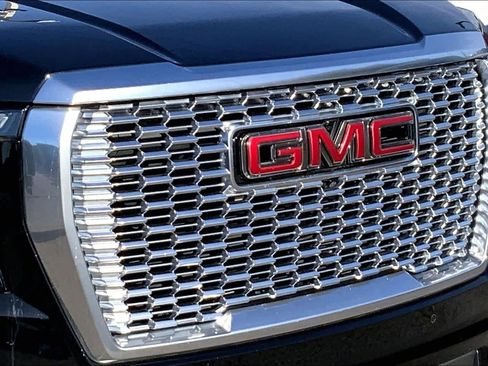 Used 2022 GMC Yukon XL Denali w/ Denali Premium Package image 25