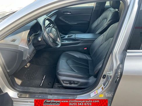Used 2019 Toyota Avalon XLE w/ Moonroof Package image 10