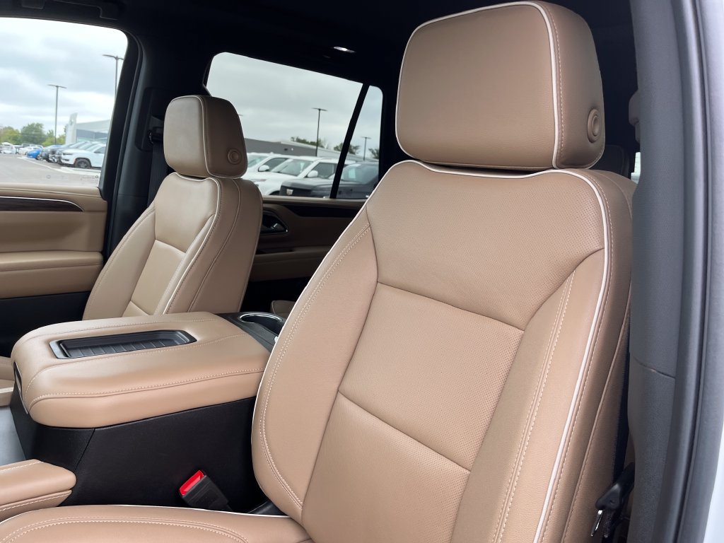 Used 2024 Chevrolet Tahoe Premier w/ Premium Package AWD/4WD image 12