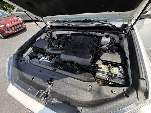 Used 2017 Toyota 4Runner SR5 AWD/4WD image 37