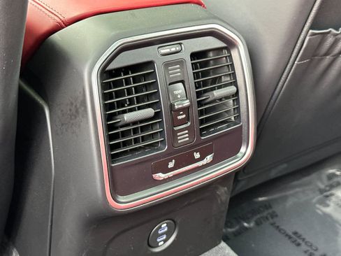 Certified 2025 Porsche Macan image 14