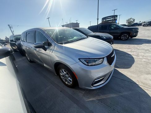 Used 2023 Chrysler Pacifica Touring-L FWD image 3