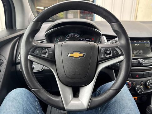 Used 2019 Chevrolet Trax LT w/ LT Convenience Package FWD image 17