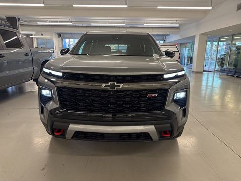 Used 2025 Chevrolet Traverse Z71 image 2