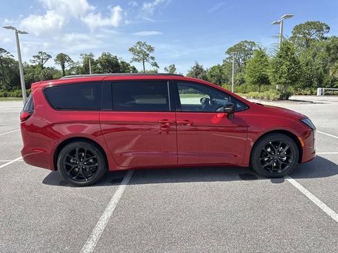 New 2027 Chrysler Pacifica Limited FWD image 2