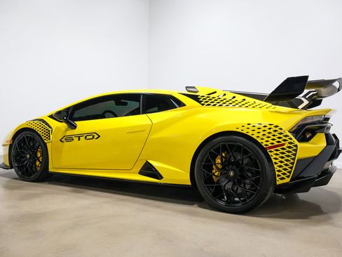 Used 2022 Lamborghini Huracan STO image 15