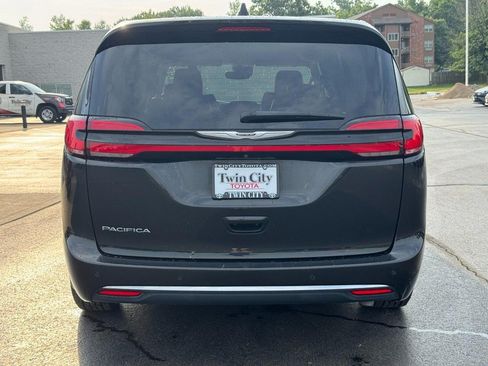 Used 2023 Chrysler Pacifica Touring-L FWD image 4