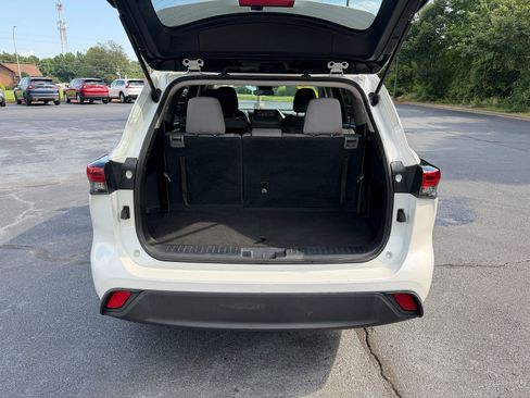 Used 2022 Toyota Highlander L FWD image 8