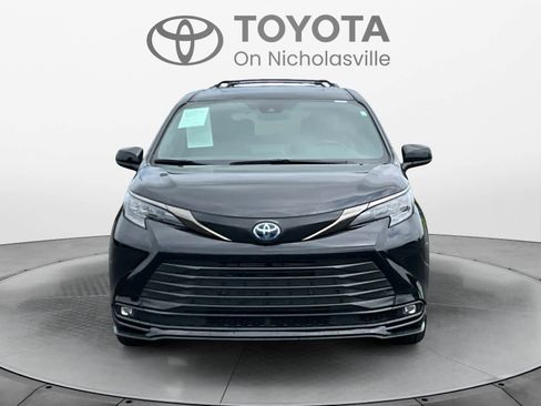 Used 2024 Toyota Sienna XLE Woodland Edition AWD/4WD image 8
