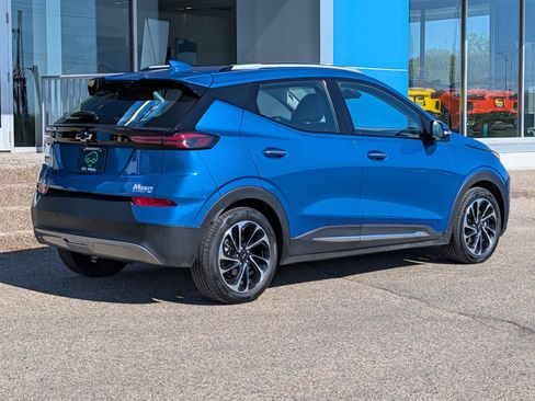 Certified 2023 Chevrolet Bolt EUV Premier w/ Sun & Sound Package FWD image 3