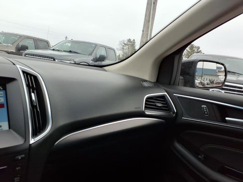 Used 2018 Ford Edge Titanium image 21