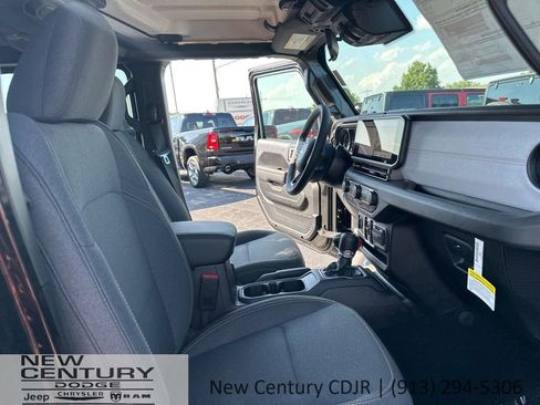 New 2025 Jeep Gladiator Sport AWD/4WD image 17