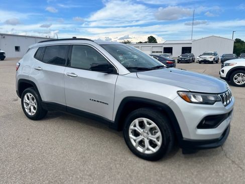 Used 2024 Jeep Compass Latitude AWD/4WD image 6