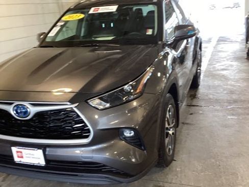 Used 2023 Toyota Highlander XLE image 4
