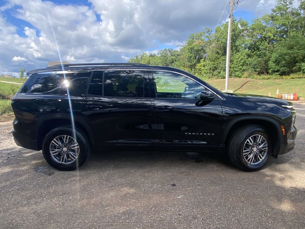Used 2026 Chevrolet Traverse LT FWD image 10
