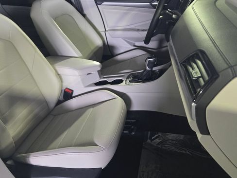 Used 2023 Volkswagen Jetta SE w/ Panoramic Sunroof Package FWD image 16