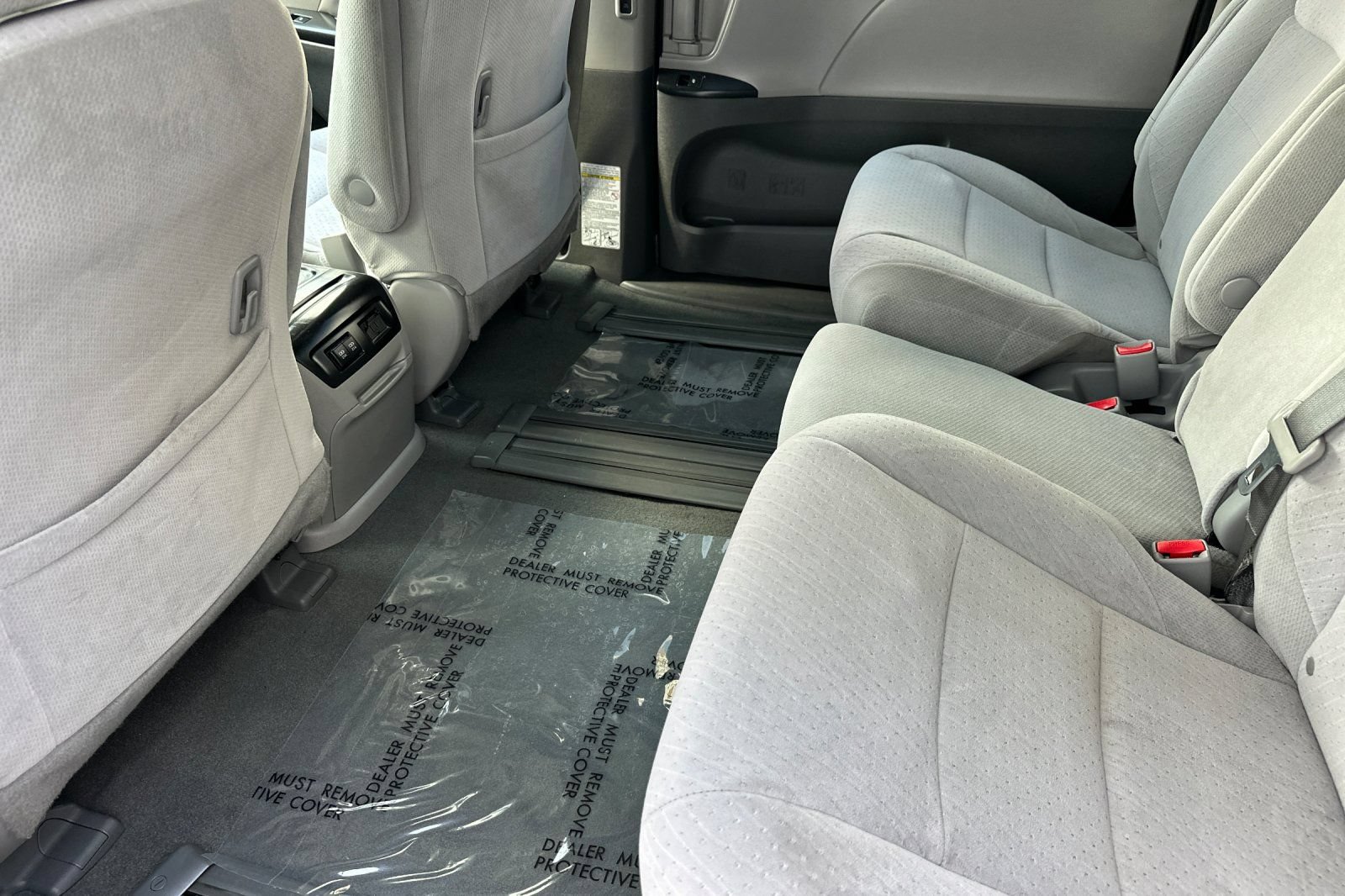 Used 2020 Toyota Sienna LE w/ Carpet Mat Package FWD image 12