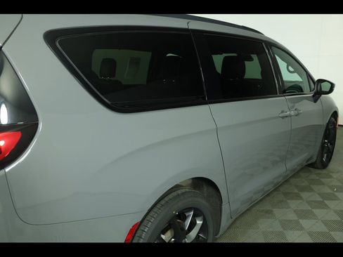 Used 2023 Chrysler Pacifica Touring-L w/ Uconnect Theater Family Group AWD/4WD image 21