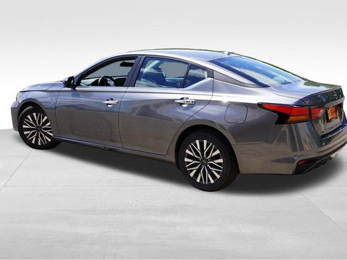 Used 2025 Nissan Altima 2.5 SV FWD image 8