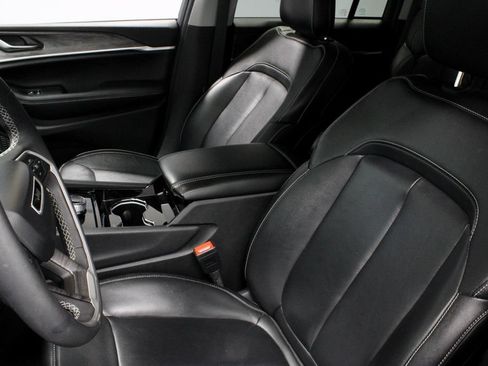 Used 2023 Jeep Grand Cherokee Limited w/ Black Appearance Package AWD/4WD image 23