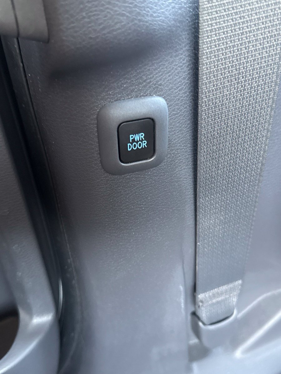 Used 2023 Toyota Sienna Limited FWD image 20