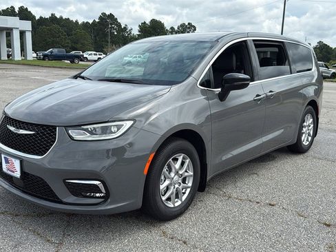 New 2025 Chrysler Pacifica Select image 3