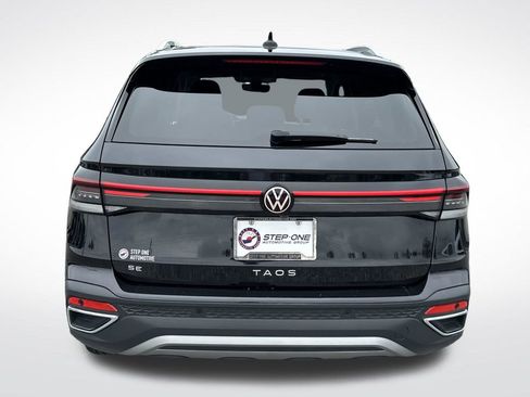 Used 2025 Volkswagen Taos SE FWD image 5