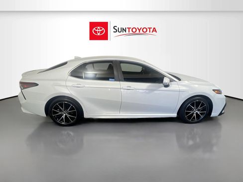 Used 2022 Toyota Camry SE image 2