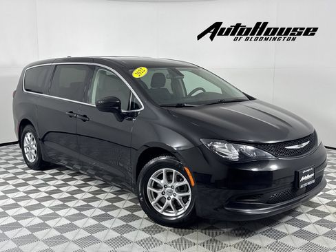 Used 2022 Chrysler Voyager LX image 1