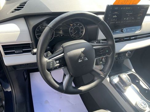 Used 2025 Mitsubishi Outlander SE image 15