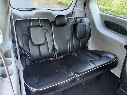 Used 2022 Chrysler Pacifica Limited FWD image 28