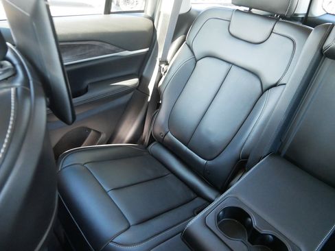 Used 2023 Jeep Grand Cherokee Limited w/ Black Appearance Package image 12