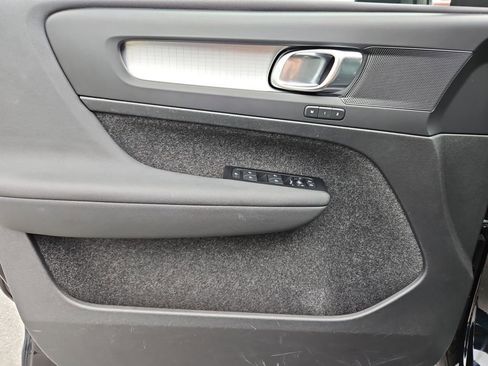 Used 2022 Volvo XC40 T5 Momentum image 25