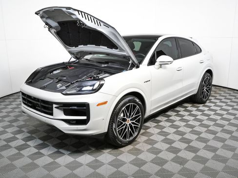 Certified 2026 Porsche Cayenne E-Hybrid Coupe AWD/4WD image 34