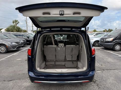 Used 2017 Chrysler Pacifica Touring-L Plus w/ Advanced Safetytec Group FWD image 5