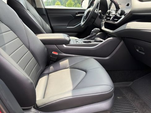 Used 2025 Toyota Highlander XLE FWD image 41