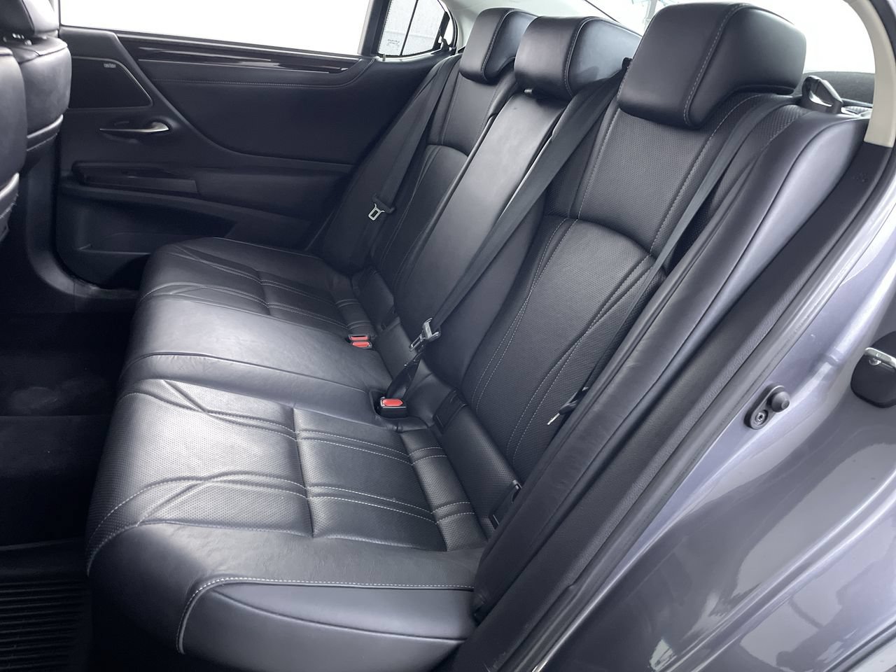 Used 2020 Lexus ES 300h Ultra Luxury w/ Accessory Package 2 FWD image 22