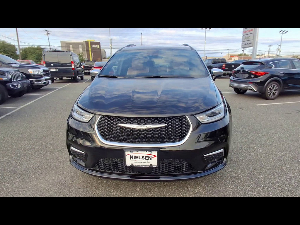 Used 2025 Chrysler Pacifica Pinnacle FWD image 3