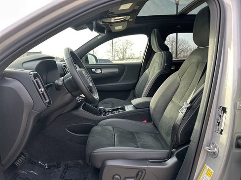 Certified 2025 Volvo XC40 B5 Plus image 17