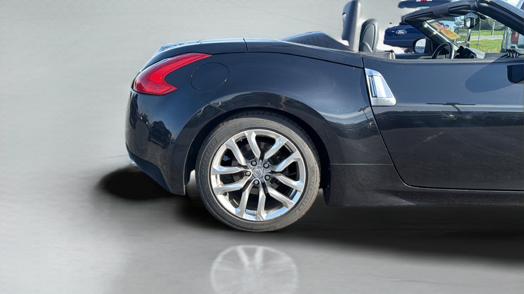 Used 2010 Nissan 370Z Touring RWD image 13