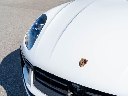Certified 2025 Porsche Macan image 18